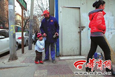 由于沒人照看，爸爸媽媽干活時帶著兩歲多的小韓靈  本報記者 董國梁 攝 